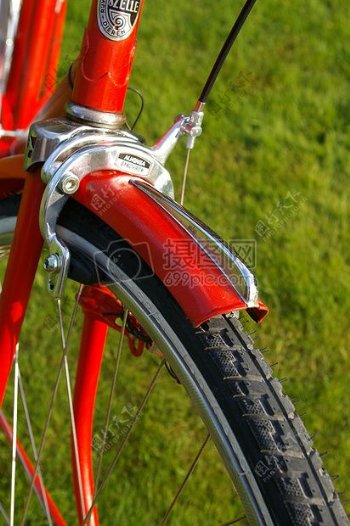 红色的自行车前轮