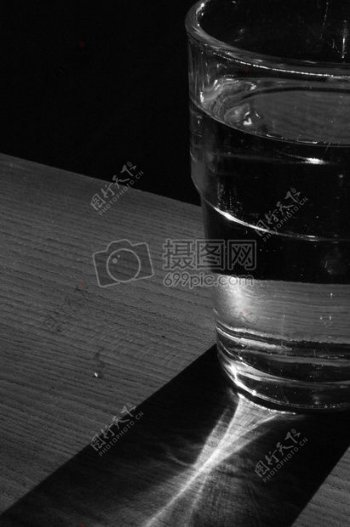 桌子上的一杯水