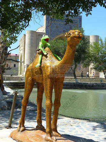 可爱的骆驼雕塑