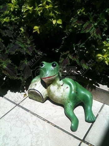 搞笑青蛙雕塑