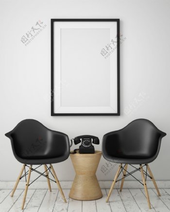 白色背景下的画框与椅子
