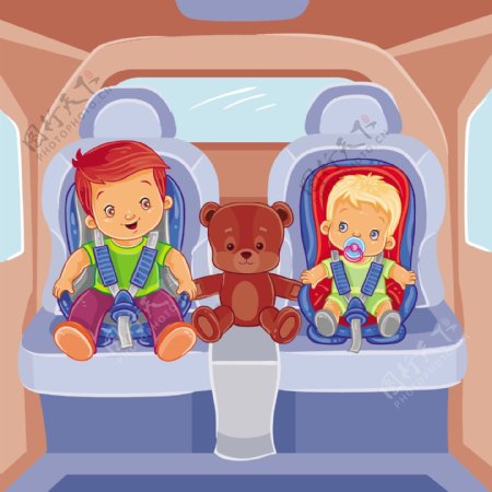 两个小男孩坐在儿童汽车座椅上