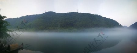 雾锁东江渔船