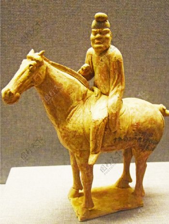 骑马的人物陶俑