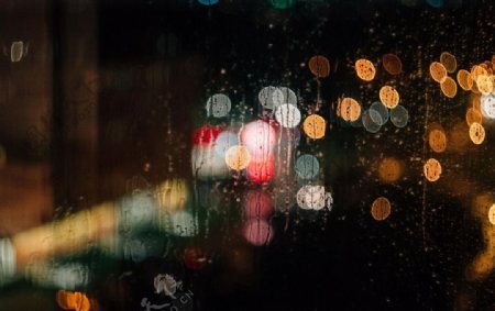雨夜下的城市霓虹灯