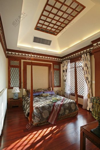 中国风卧室木质吊顶装修效果图