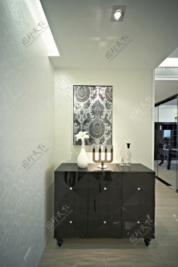 现代风客厅黑色镜面柜子室内装修效果图