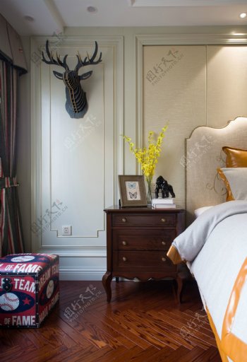 美式时尚卧室红木床头柜装修效果图