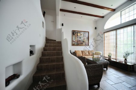 北欧清新复式褐色楼梯客厅室内装修效果图