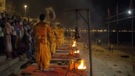 夜间仪式在瓦拉纳西举行