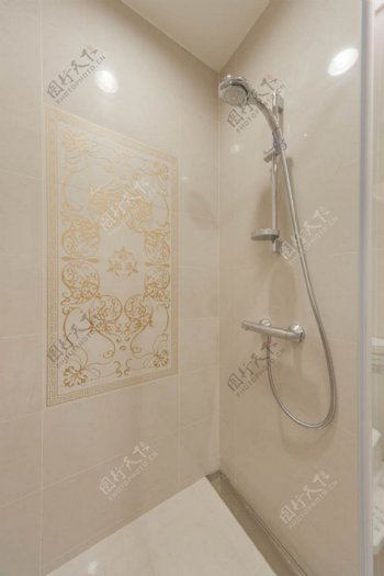 现代时尚金色花纹背景墙浴室室内装修效果图