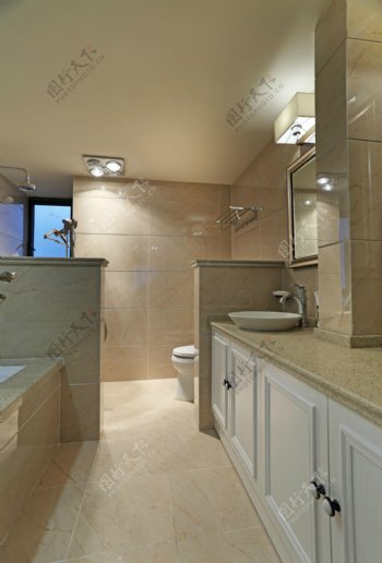 现代简约卫生间杏色瓷砖洗手台室内装修图