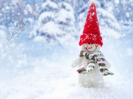 雪地上的小雪人玩偶背景图片素材