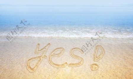 沙滩上的手写英文单词