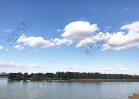 蓝天白云下的湖面
