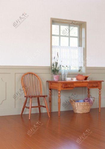 木桌子和木椅子