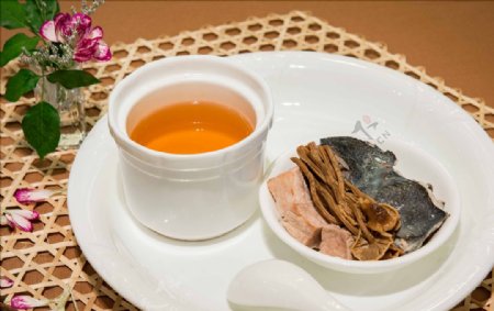 茶树菇炖竹丝鸡汤