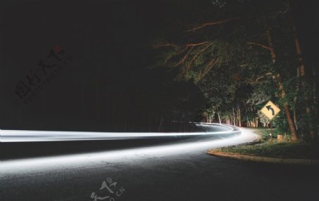 夜色下的道路风景