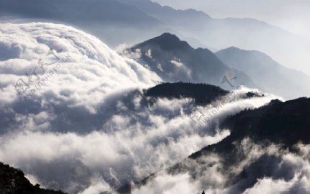 云雾缭绕的大山风光