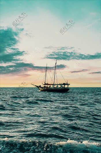 海面上的帆船