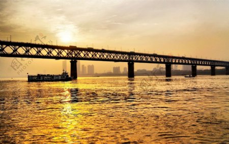 夕阳下的长江大桥