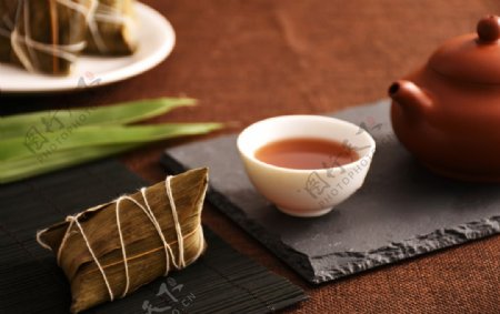 传统粽子和茶水