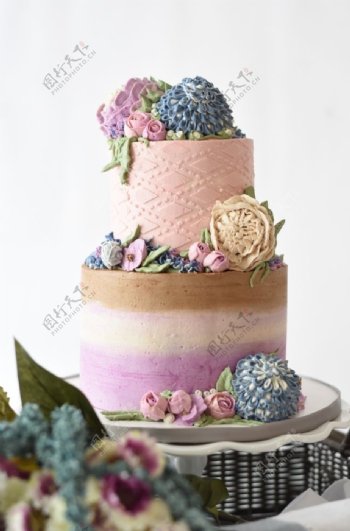 双层的花卉蛋糕