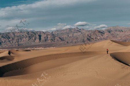 行走沙漠风景