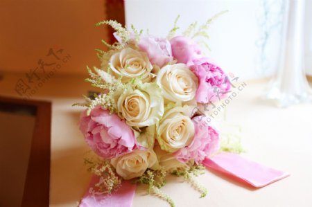 白色与粉色花朵搭配的捧花