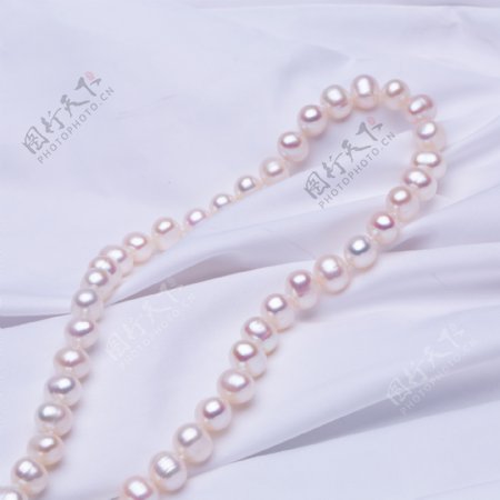 时尚韩式乳白色银白珍珠项链摄影图3