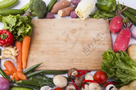 摄影图各种新鲜蔬菜及切菜板实物图1
