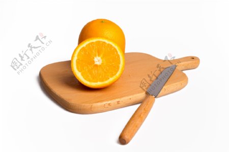切菜板上的橙子素材