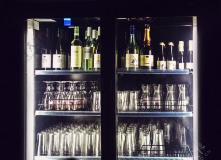 酒吧冰柜里整齐的酒和酒杯