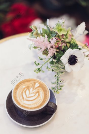 桌上的咖啡与花
