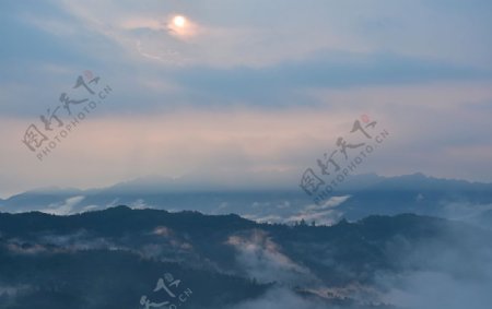 云雾缭绕山脉间山水画