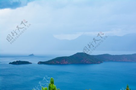 泸沽湖中的岛屿摄影