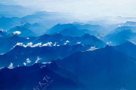 蓝色山峰背景