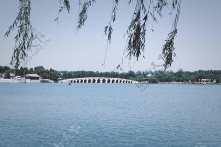 湖面与拱桥