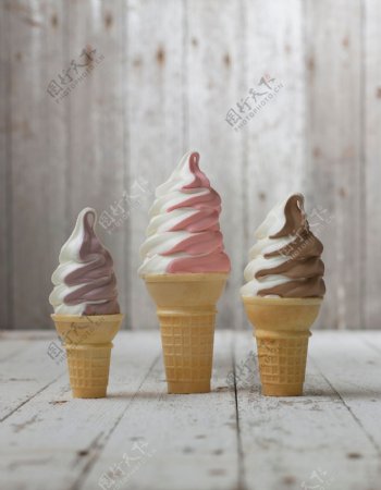 双色冰淇淋甜筒夏天甜品