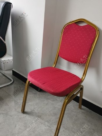 红色高档椅子侧面照