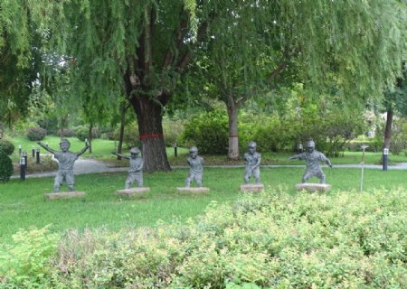 公园里的几个雕塑