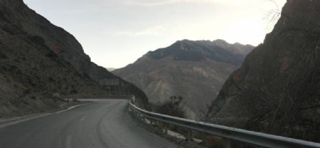 高山山谷公路风景图片