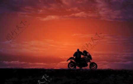 黄昏下的摩托车旅游背景海报素材图片