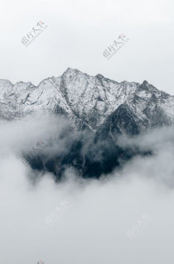 灰色云雾山峰图片