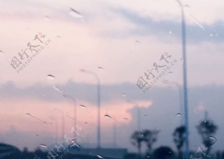 下雨的公路图片