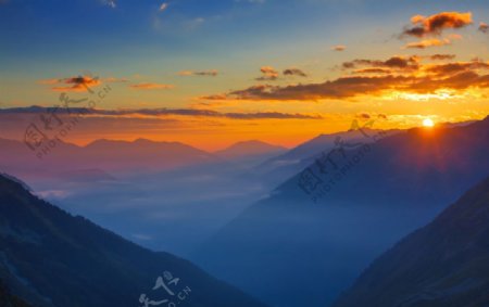 山脉夕阳晚霞风景图片