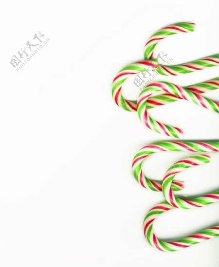 红色和绿色的圣诞糖果白色隔离真实照片