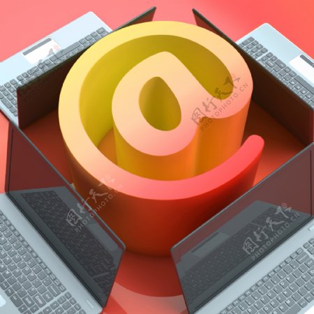 电子邮件符号的笔记本电脑显示在线邮件通信