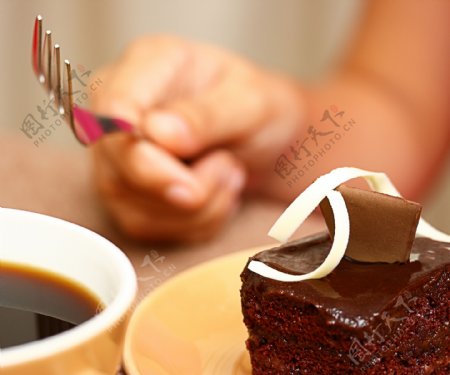一杯咖啡吃点巧克力蛋糕