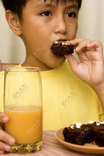 孩子吃巧克力饼和喝橙汁
